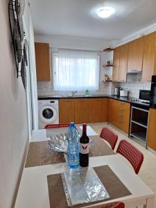 Kuchyň nebo kuchyňský kout v ubytování City Sunshine, Strovolos - Nicosia + 28 fotografií