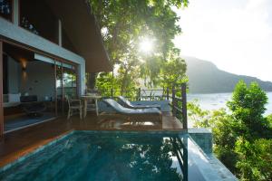 una casa con piscina e vista sull'oceano di Morgan Villas a El Nido