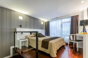 Habitación de hotel con cama y ventana en Hotel Apolonia Soria, en Soria