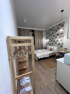 ein Wohnzimmer mit einem Etagenbett und ein Schlafzimmer in der Unterkunft EmmaApart Comfort 11 in Astana