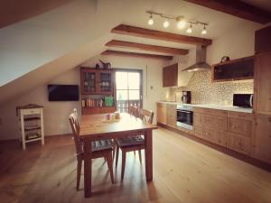 Kuchyň nebo kuchyňský kout v ubytování Ferienwohnung Reinbrechthof