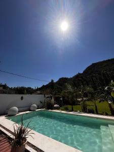 een zwembad met uitzicht op een berg bij La Cholita in Belén