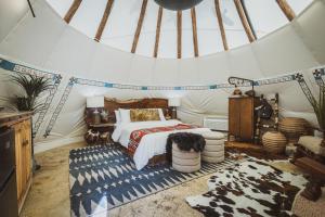 Postel nebo postele na pokoji v ubytování Oso Tipi at El Mistico Ranch