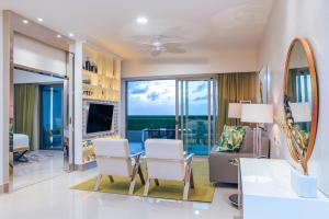 TV/trung tâm giải trí tại 2 Bedroom Garza Blanca Cancun 5 Dimond Resort