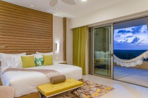 Giường trong phòng chung tại 2 Bedroom Garza Blanca Cancun 5 Dimond Resort