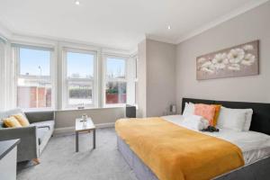 Postel nebo postele na pokoji v ubytování BridgeCity Lovely Studio Flat Free Parking in Maidstone