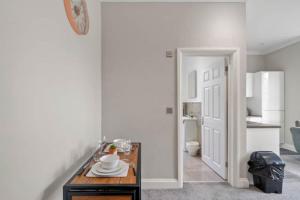 Kuchyň nebo kuchyňský kout v ubytování BridgeCity Lovely Studio Flat Free Parking in Maidstone