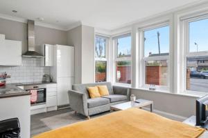 Kuchyň nebo kuchyňský kout v ubytování BridgeCity Lovely Studio Flat Free Parking in Maidstone