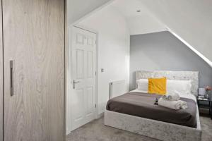 une chambre avec un lit avec un ours en peluche dessus dans l'établissement BridgeCity Spacious 1 bed flat Maidstone Free Parking, à Maidstone