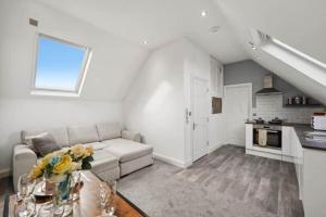 Il comprend un salon blanc avec un canapé et une cuisine. dans l'établissement BridgeCity Spacious 1 bed flat Maidstone Free Parking, à Maidstone 11 autres photos