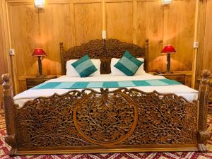 Dilnaaz group of houseboats客房内的一张或多张床位