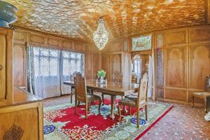 Dilnaaz group of houseboats的休息区