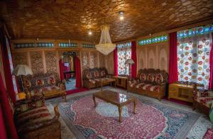 Dilnaaz group of houseboats的休息区
