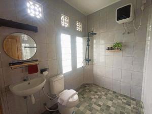 a bathroom with a toilet and a sink at Pondok Pisces Bungalows Balian Beach in Selemadeg
