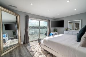 Un dormitorio con una cama y un espejo grande. en The Lakefront Oasis, en Victorville