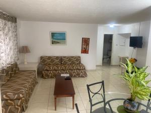 Sjónvarps- og/eða afþreyingartæki á Sunset condos getaway In Ocho Rios