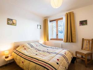 ein Schlafzimmer mit einem Bett und einem Fenster in der Unterkunft Appartement moderne avec balcon et parking à Valmorel - FR-1-291-1019 in Valmorel