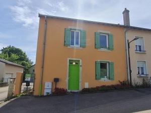 a yellow house with a green door and windows at Charmant gîte entre Nancy et Metz avec terrasse - FR-1-584-362 in Belleville