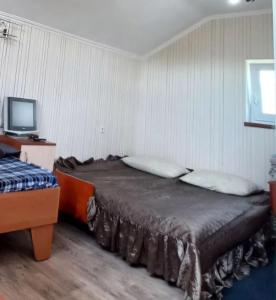 Un dormitorio con una cama y un televisor. en Помешкання з парковкою, en Cherkasy