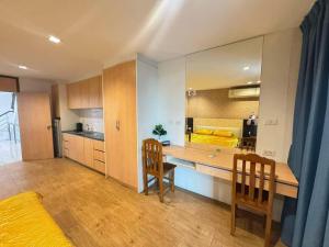 a kitchen with a table and two chairs in a room at 芭提雅市中心五卧六卫带KTV民宿hw in Pattaya Central +40 photos
