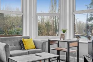 KentBridgeCity Lovely Studio Apartment Free Parking in Maidstone的客厅里有一张沙发和一张桌子。