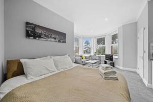 KentBridgeCity Lovely Studio Apartment Free Parking in Maidstone的一间带大床的卧室和一间客厅