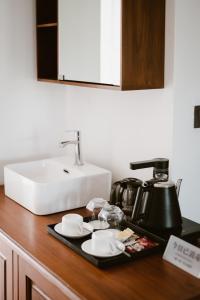 Все необхідне для приготування чаю та кави в Lanna Inthan Resort