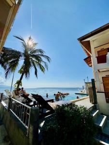 een groep mensen in het water op het strand bij Rin Bay View Resort in Haad Rin