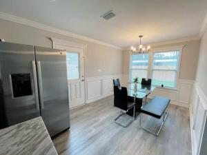 Un comedor con una mesa y un refrigerador. en Come feel home away from home, en Crawfordville 2 fotos más