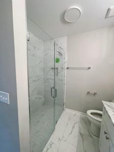 Un baño con ducha de cristal con inodoro. en Come feel home away from home, en Crawfordville