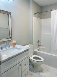 Un baño con lavabo, inodoro y bañera. en Come feel home away from home, en Crawfordville