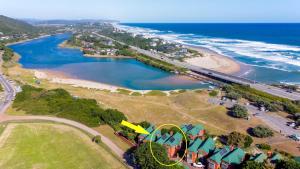 - une vue aérienne sur une plage à côté de l'océan dans l'établissement Central Wilderness Bliss - Sleeps 6 - Beach & Lagoon, à Wilderness