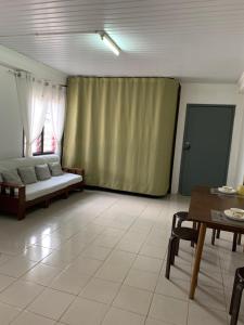 Uma cama ou camas num quarto em Nadi Airport rooms