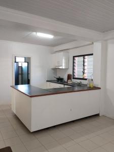 A cozinha ou kitchenette de Nadi Airport rooms