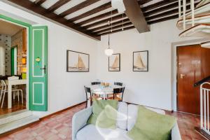 a living room with a couch and a table at Forte 43 in Forte dei Marmi