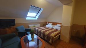 Postel nebo postele na pokoji v ubytování Hotel Baross