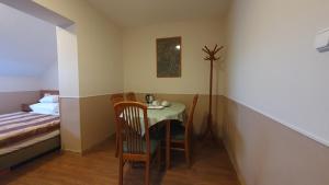 Postel nebo postele na pokoji v ubytování Hotel Baross
