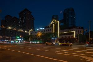 Foto dalla galleria di Dequan Luxury Hotel Bird's Nest BranchCoffee, fruits, snacks, a gym and a laundry room are provided for free in the lobby a Pechino