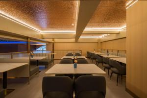 Konferenční prostory v ubytování Dequan Luxury Hotel Bird's Nest BranchCoffee, fruits, snacks, a gym and a laundry room are provided for free in the lobby
