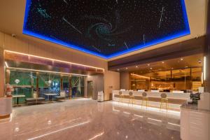 Foto dalla galleria di Dequan Luxury Hotel Bird's Nest BranchCoffee, fruits, snacks, a gym and a laundry room are provided for free in the lobby a Pechino