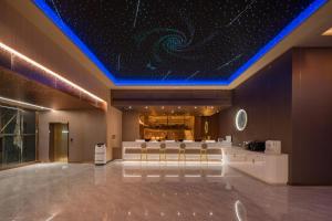 Area soggiorno di Dequan Luxury Hotel Bird's Nest BranchCoffee, fruits, snacks, a gym and a laundry room are provided for free in the lobby