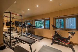 Palestra o centro fitness di Dequan Luxury Hotel Bird's Nest BranchCoffee, fruits, snacks, a gym and a laundry room are provided for free in the lobby