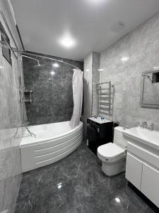 Bilik mandi di Уютный апартамент в центре с комфортом и стилем