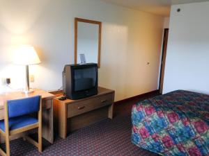 Televizorius ir (arba) pramogų centras apgyvendinimo įstaigoje Motel 6-Sedalia, MO