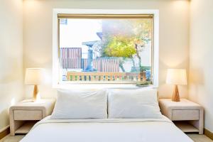 Postel nebo postele na pokoji v ubytování Sa Tailored Service Urban Retreat Home Near Metro