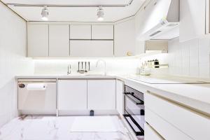 Kuchyň nebo kuchyňský kout v ubytování Sa Tailored Service Urban Retreat Home Near Metro