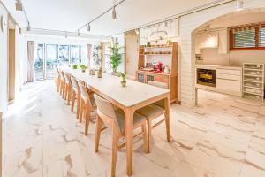 Kuchyň nebo kuchyňský kout v ubytování Sa Tailored Service Urban Retreat Home Near Metro