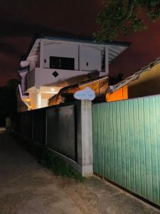 El edificio en el que está la casa de huéspedes