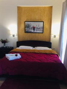 ein Schlafzimmer mit einem Bett, auf dem zwei Handtücher liegen in der Unterkunft STUDIO APARTMENT - TARUDHAN VALLEY GOLF RESORT Gurgaon in Gurgaon