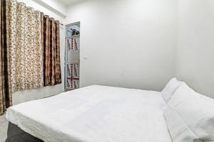 Postel nebo postele na pokoji v ubytování Hotel O Shri Krishna Banquet Hall